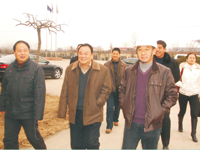 董事長(zhǎng)陪同市人大領(lǐng)導(dǎo)參觀公司